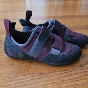 Black Diamond Momentum Climbing Shoes in Burgundy/Black